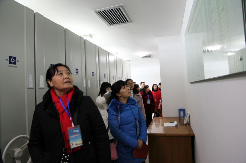 公民代表参观档案库房 (1).jpg