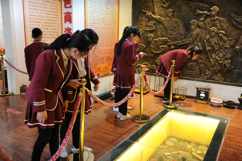 双语学校参观照片 (27).JPG