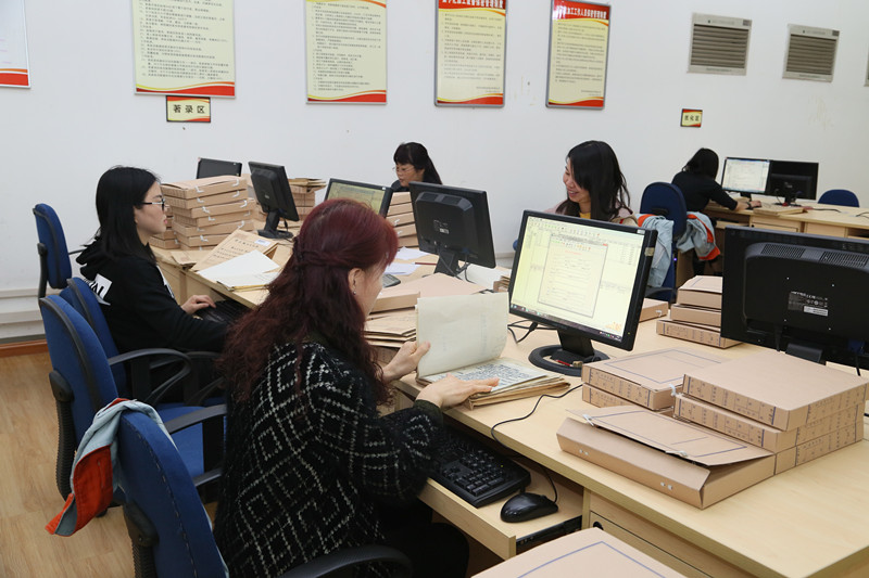 工作人员对省局馆藏档案进行数字化加工_副本.jpg