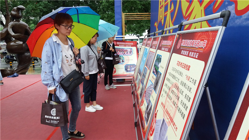 过往群众观看《档案见证改革开放40年》展览.jpg 过往群众观看《档案见证改革开放40年》展览.jpg