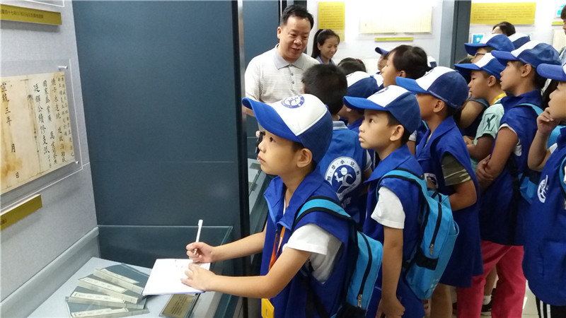 新华小记者观看《西安馆藏珍品陈列展》.jpg 新华小记者观看《西安馆藏珍品陈列展》.jpg