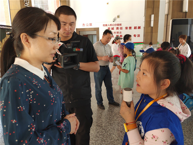 档案馆工作人员接受新华小记者的采访.jpg 档案馆工作人员接受新华小记者的采访.jpg