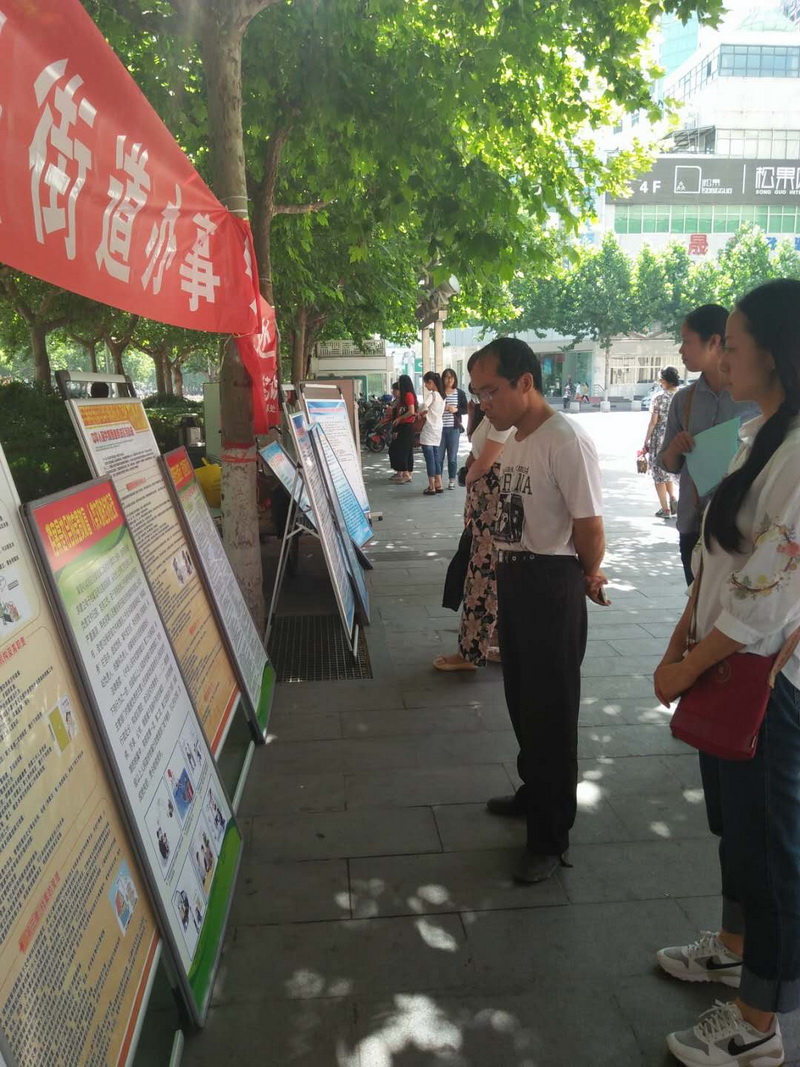 4 渭滨 认真阅读的路人.jpg 4 渭滨 认真阅读的路人.jpg