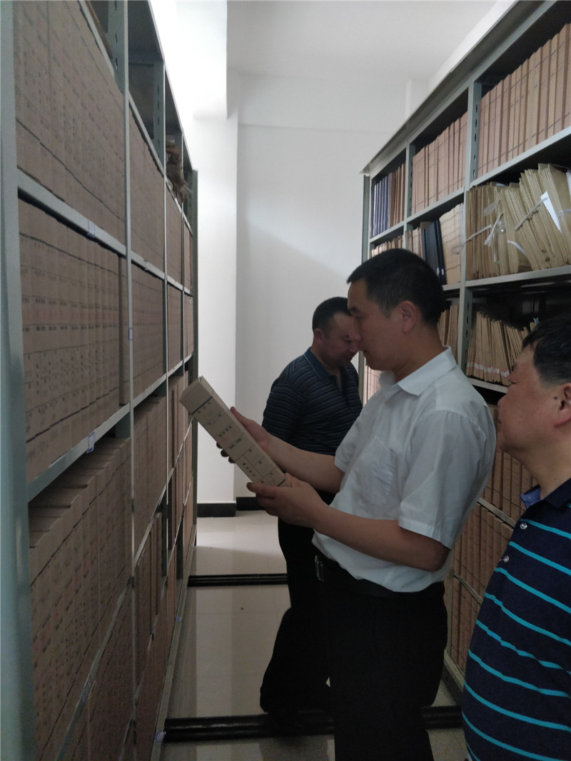 督查组检查宁陕国土局档案工作.jpg 督查组检查宁陕国土局档案工作.jpg
