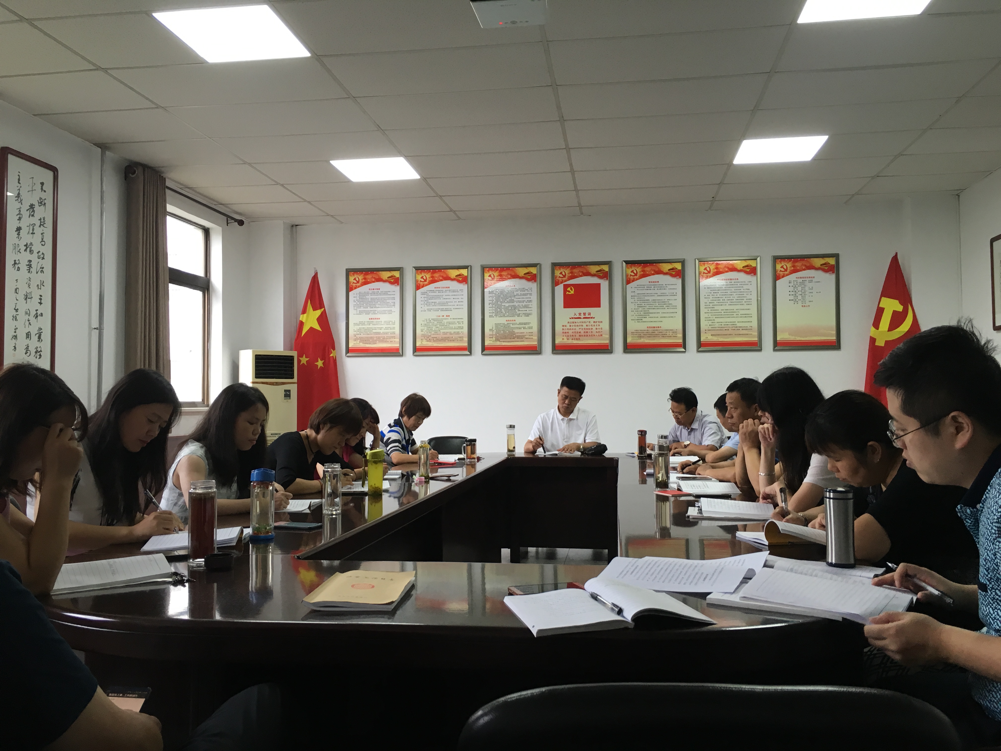 全体干部认真学习.jpg 全体干部认真学习.jpg